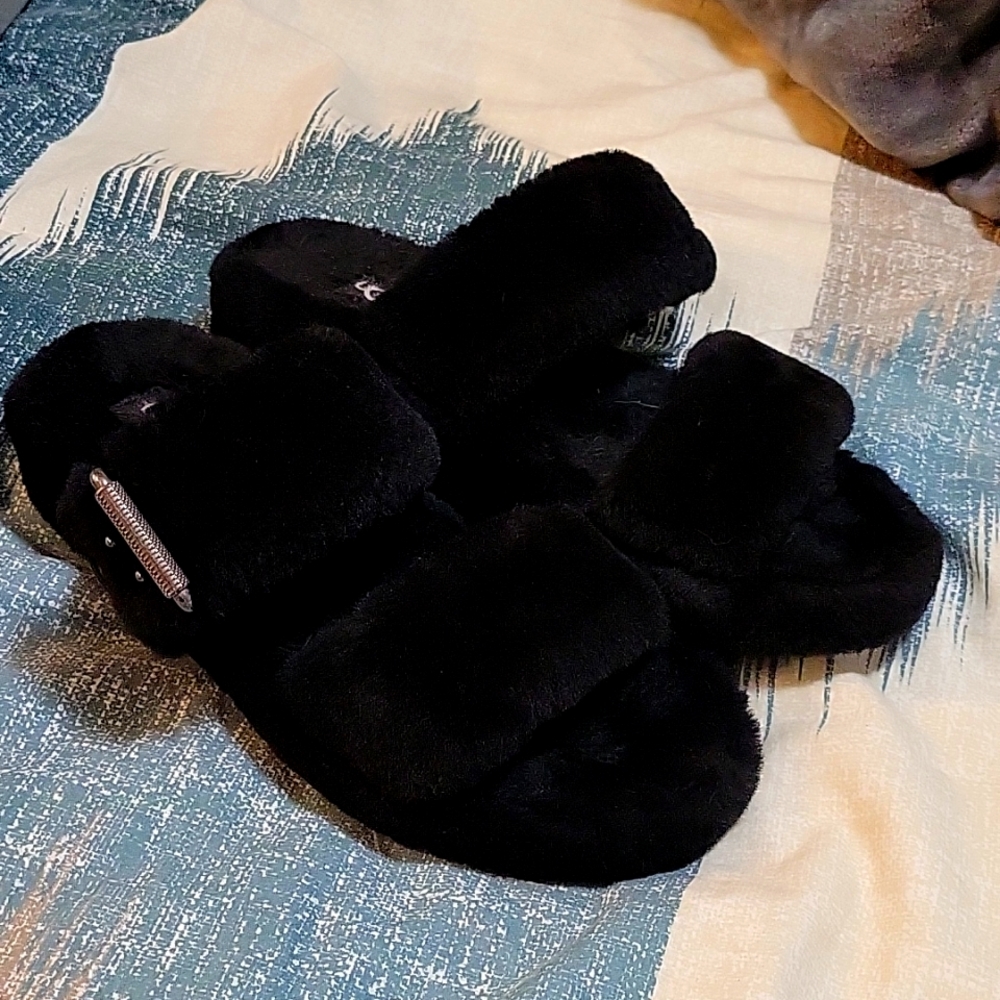 UGG SLIPPERS